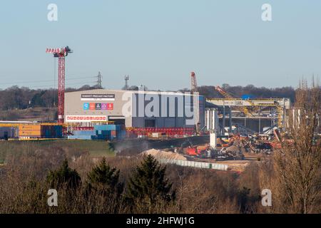 West Hyde, Hertfordshire, Regno Unito. 17th Gennaio 2022. Una fabbrica di prefabbricati Viadotto presso il South Portal Compound del HS2 dove inizia l'ingresso ai tunnel Chiltern del HS2. Le macchine per la perforazione del tunnel (TBM) di nome Florence e Cecilia stanno continuando a scavare due tunnel di dieci miglia sotto i Chilterns. Il collegamento ferroviario ad alta velocità da Londra a Birmingham sta avendo un impatto diabolante sulla campagna poiché il HS2 continua a cadere in antichi boschi e distruggere habitat naturali. Credit: Maureen McLean/Alamy Foto Stock