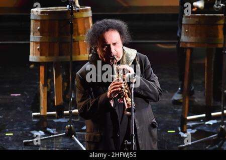 Matteo Rasero/LaPresse 05 marzo 2021 Sanremo, Italia intrattenimento Sanremo festival musicale 2021, quarta sera. Nella foto: Enzo Avitabile , Bottari , Amadeus , Fiorello omaggio a Renato Carosone Foto Stock