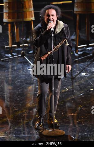 Matteo Rasero/LaPresse 05 marzo 2021 Sanremo, Italia intrattenimento Sanremo festival musicale 2021, quarta sera. Nella foto: Enzo Avitabile , Bottari , Amadeus , Fiorello omaggio a Renato Carosone Foto Stock