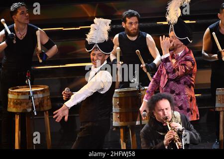 Matteo Rasero/LaPresse 05 marzo 2021 Sanremo, Italia intrattenimento Sanremo festival musicale 2021, quarta sera. Nella foto: Enzo Avitabile , Bottari , Amadeus , Fiorello omaggio a Renato Carosone Foto Stock