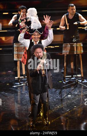 Matteo Rasero/LaPresse 05 marzo 2021 Sanremo, Italia intrattenimento Sanremo festival musicale 2021, quarta sera. Nella foto: Enzo Avitabile , Bottari , Amadeus , Fiorello omaggio a Renato Carosone Foto Stock