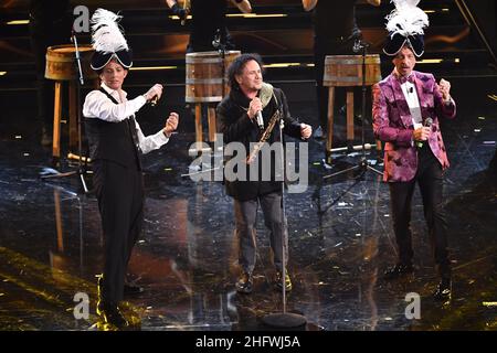 Matteo Rasero/LaPresse 05 marzo 2021 Sanremo, Italia intrattenimento Sanremo festival musicale 2021, quarta sera. Nella foto: Enzo Avitabile , Bottari , Amadeus , Fiorello omaggio a Renato Carosone Foto Stock