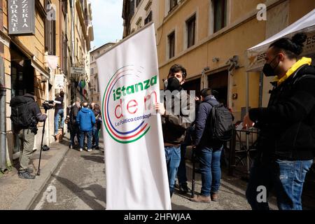 Mauro Scrobogna /LaPresse 06 marzo 2021 Roma, Italia Politica movimento Sardine - Segretario PD crisi nella foto: Sostenitori del movimento Sardine durante l'iniziativa sotto la sede del Partito democratico Foto Stock