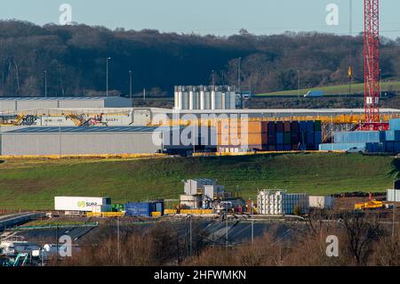 West Hyde, Hertfordshire, Regno Unito. 17th Gennaio 2022. Il HS2 South Portal Compound dove inizia l'ingresso ai tunnel Chiltern. Le macchine per la perforazione del tunnel (TBM) di nome Florence e Cecilia stanno continuando a scavare due tunnel di dieci miglia sotto i Chilterns. Il collegamento ferroviario ad alta velocità da Londra a Birmingham sta avendo un impatto diabolante sulla campagna poiché il HS2 continua a cadere in antichi boschi e distruggere habitat naturali. Credit: Maureen McLean/Alamy Foto Stock