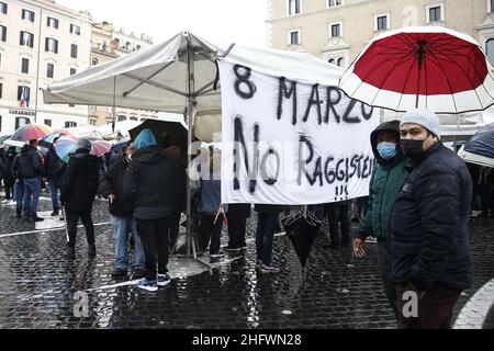 Cecilia Fabiano/LaPresse Marzo 08 , 2021 Roma (Italia) News : manifestazione peddlers nel Pic : peddlers che blocca piazza Venezia con i loro furgoni e stand Foto Stock