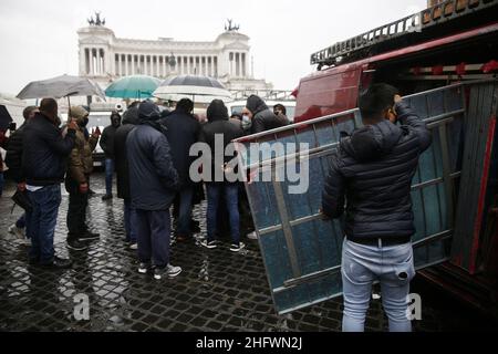 Cecilia Fabiano/LaPresse Marzo 08 , 2021 Roma (Italia) News : manifestazione peddlers nel Pic : peddlers che blocca piazza Venezia con i loro furgoni e stand Foto Stock