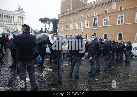 Cecilia Fabiano/LaPresse Marzo 08 , 2021 Roma (Italia) News : manifestazione peddlers nel Pic : peddlers che blocca piazza Venezia con i loro furgoni e stand Foto Stock