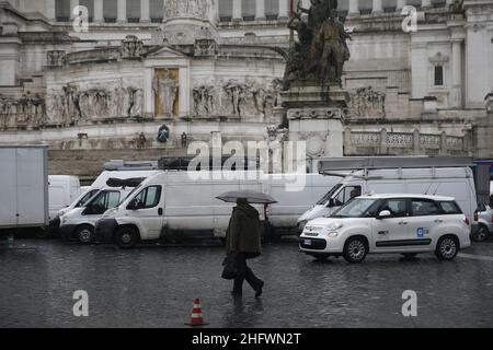 Cecilia Fabiano/LaPresse Marzo 08 , 2021 Roma (Italia) News : manifestazione peddlers nel Pic : peddlers che blocca piazza Venezia con i loro furgoni e stand Foto Stock