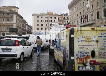 Cecilia Fabiano/LaPresse Marzo 08 , 2021 Roma (Italia) News : manifestazione peddlers nel Pic : peddlers che blocca piazza Venezia con i loro furgoni e stand Foto Stock