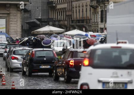 Cecilia Fabiano/LaPresse Marzo 08 , 2021 Roma (Italia) News : manifestazione peddlers nel Pic : peddlers che blocca piazza Venezia con i loro furgoni e stand Foto Stock