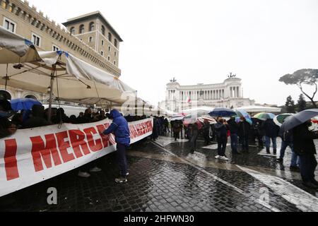 Cecilia Fabiano/LaPresse Marzo 08 , 2021 Roma (Italia) News : manifestazione peddlers nel Pic : peddlers che blocca piazza Venezia con i loro furgoni e stand Foto Stock