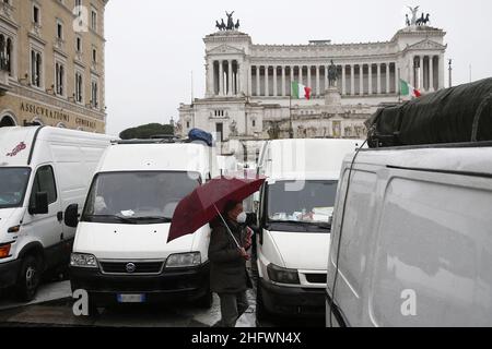 Cecilia Fabiano/LaPresse Marzo 08 , 2021 Roma (Italia) News : manifestazione peddlers nel Pic : peddlers che blocca piazza Venezia con i loro furgoni e stand Foto Stock