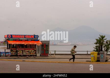 Alessandro Pone - LaPresse Napoli 08 marzo 2021 Cronaca A causa dell'evento dei contagio, la Campania ritorna in zona rossa. Nella zona rossa al centro di Napoli. Lungomare di Napoli. Alessandro Pone LaPresse 08 marzo 2021 News Napoli a causa dell'aumento delle infezioni, la Campania torna nella zona rossa. Nella foto la zona rossa nel centro di Napoli. Foto Stock