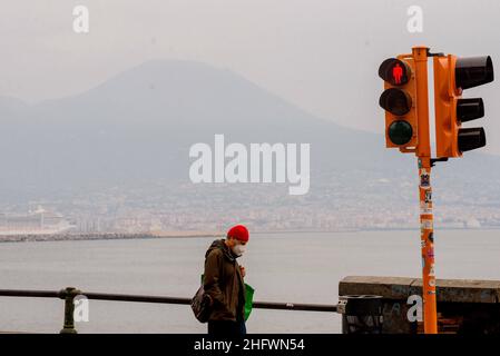 Alessandro Pone - LaPresse Napoli 08 marzo 2021 Cronaca A causa dell'evento dei contagio, la Campania ritorna in zona rossa. Nella zona rossa al centro di Napoli. Lungomare di Napoli. Alessandro Pone LaPresse 08 marzo 2021 News Napoli a causa dell'aumento delle infezioni, la Campania torna nella zona rossa. Nella foto la zona rossa nel centro di Napoli. Foto Stock