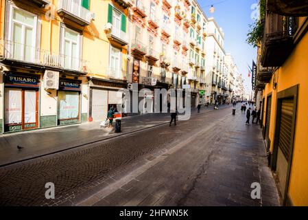 Alessandro Pone - LaPresse Napoli 08 marzo 2021 Cronaca A causa dell'evento dei contagio, la Campania ritorna in zona rossa. Nella zona rossa al centro di Napoli. Via Toledo. Alessandro Pone LaPresse 08 marzo 2021 News Napoli a causa dell'aumento delle infezioni, la Campania torna nella zona rossa. Nella foto la zona rossa nel centro di Napoli. Via Toledo. Foto Stock