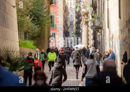 Alessandro Pone - LaPresse Napoli 08 marzo 2021 Cronaca A causa dell'evento dei contagio, la Campania ritorna in zona rossa. Nella zona rossa al centro di Napoli. Via Spaccanapoli. Alessandro Pone LaPresse 08 marzo 2021 News Napoli a causa dell'aumento delle infezioni, la Campania torna nella zona rossa. Nella foto la zona rossa nel centro di Napoli. Via Spaccanapoli Foto Stock