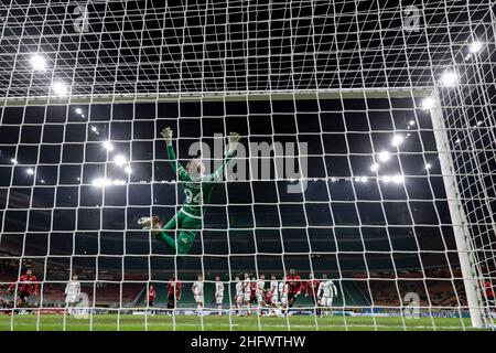 Milano, Italia. 17th Jan 2022. Ivan Provedel (Spezia Calcio) salva durante AC Milan vs Spezia Calcio, Campionato italiano di calcio A match a Milano, Italia, Gennaio 17 2022 credito: Agenzia Foto indipendente/Alamy Live News Foto Stock