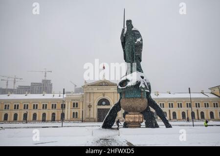 Inverno in Serbia: Vecchia stazione ferroviaria di Belgrado e Monumento a Stefan Nemanja Foto Stock