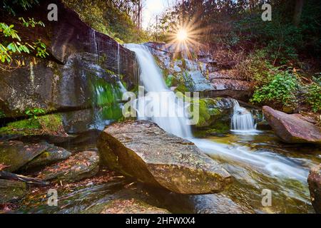 Sole che sorge sulle Cascate di Cedar Rock nella Pisgah National Forest, vicino a Brevard, North Carolina. Foto Stock