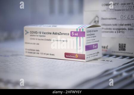 Marco Alpozzi - LaPresse Marzo, 19 2021 Torino (Italia) News la somministrazione del vaccino anti-Covid 19 AstraZeneca riprende dopo l'approvazione dell'EMA (Agenzia europea dei medicinali) nella foto: Una scatola di Astra Zeneca nel frigorifero dell'Ospedale San Giovanni Bosco di Torino Foto Stock