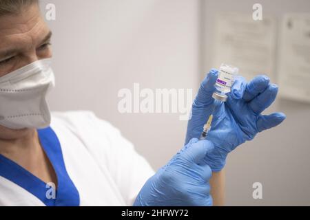 Marco Alpozzi - LaPresse Marzo, 19 2021 Torino (Italia) News la somministrazione del vaccino anti-Covid 19 AstraZeneca riprende dopo l'approvazione dell'EMA (Agenzia europea dei medicinali) nella foto: Un operatore medico prepara la dose di Astra-Zeneca Foto Stock