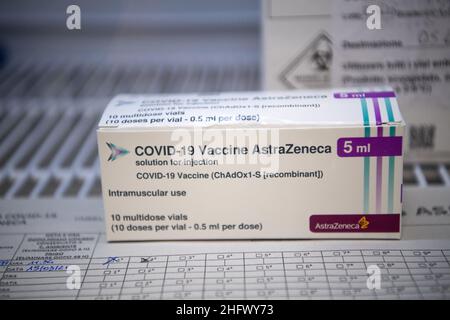 Marco Alpozzi - LaPresse Marzo, 19 2021 Torino (Italia) News la somministrazione del vaccino anti-Covid 19 AstraZeneca riprende dopo l'approvazione dell'EMA (Agenzia europea dei medicinali) nella foto: Una scatola di Astra Zeneca nel frigorifero dell'Ospedale San Giovanni Bosco di Torino Foto Stock