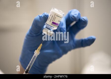 Marco Alpozzi - LaPresse Marzo, 19 2021 Torino (Italia) News la somministrazione del vaccino anti-Covid 19 AstraZeneca riprende dopo l'approvazione dell'EMA (Agenzia europea dei medicinali) nella foto: Un operatore medico prepara la dose di Astra-Zeneca Foto Stock