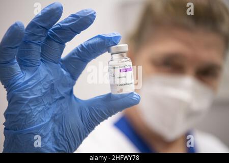 Marco Alpozzi - LaPresse Marzo, 19 2021 Torino (Italia) News la somministrazione del vaccino anti-Covid 19 AstraZeneca riprende dopo l'approvazione dell'EMA (Agenzia europea dei medicinali) nella foto: Un operatore sanitario detiene una bottiglia Astra-Zeneca Foto Stock