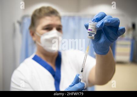 Marco Alpozzi - LaPresse Marzo, 19 2021 Torino (Italia) News la somministrazione del vaccino anti-Covid 19 AstraZeneca riprende dopo l'approvazione dell'EMA (Agenzia europea dei medicinali) nella foto: Un operatore medico prepara la dose di Astra-Zeneca Foto Stock