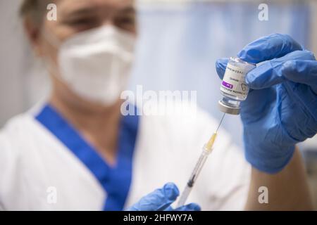 Marco Alpozzi - LaPresse Marzo, 19 2021 Torino (Italia) News la somministrazione del vaccino anti-Covid 19 AstraZeneca riprende dopo l'approvazione dell'EMA (Agenzia europea dei medicinali) nella foto: Un operatore medico prepara la dose di Astra-Zeneca Foto Stock