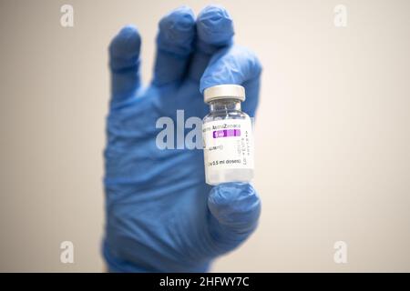 Marco Alpozzi - LaPresse Marzo, 19 2021 Torino (Italia) News la somministrazione del vaccino anti-Covid 19 AstraZeneca riprende dopo l'approvazione dell'EMA (Agenzia europea dei medicinali) nella foto: Un operatore sanitario detiene una bottiglia Astra-Zeneca Foto Stock