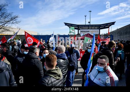 LaPresse - Claudio Furlan 22 marzo 2021 Milano (Italia) Notizie i dipendenti Amazon scioperano presso il magazzino di Via Toffetti Foto Stock