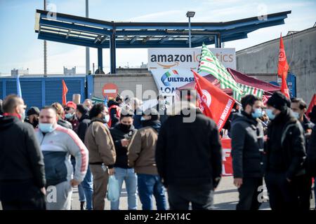 LaPresse - Claudio Furlan 22 marzo 2021 Milano (Italia) Notizie i dipendenti Amazon scioperano presso il magazzino di Via Toffetti Foto Stock