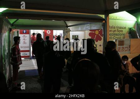 Cecilia Fabiano/LaPresse Marzo 26 , 2021 Roma (Italia) News : l'HUB di vaccinazione aeroportuale di Fiumicino apre la notte nel Pic : gli operatori sanitari Foto Stock