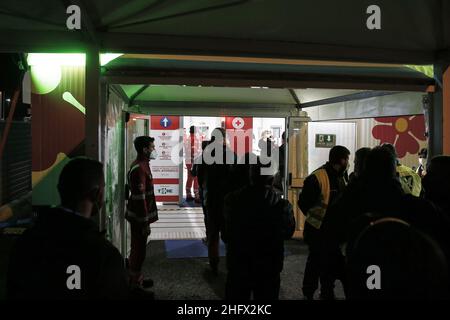 Cecilia Fabiano/LaPresse Marzo 26 , 2021 Roma (Italia) News : l'HUB di vaccinazione aeroportuale di Fiumicino apre la notte nel Pic : gli operatori sanitari Foto Stock