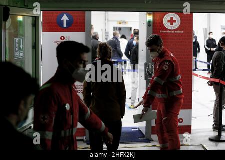 Cecilia Fabiano/LaPresse Marzo 26 , 2021 Roma (Italia) News : l'HUB di vaccinazione aeroportuale di Fiumicino apre la notte nel Pic : gli operatori sanitari Foto Stock