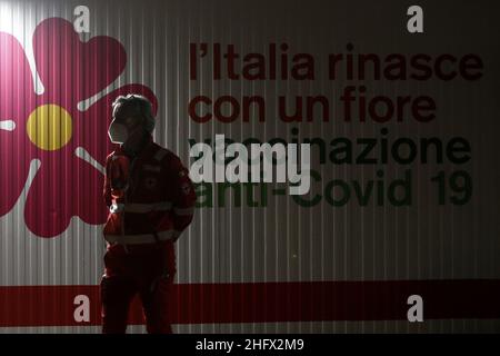 Cecilia Fabiano/LaPresse Marzo 26 , 2021 Roma (Italia) News : l'HUB di vaccinazione aeroportuale di Fiumicino apre la notte nel Pic : gli operatori sanitari Foto Stock