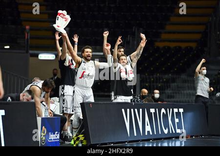 Massimo Paolone/LaPresse 28 marzo 2021 Bologna, Italia sport basket Virtus Bologna vs Fortitudo Bologna - LBA Serie A UnipolSai - Virtus Arena nella foto: I giocatori di Virtus Bologna festeggiano per la vittoria Foto Stock