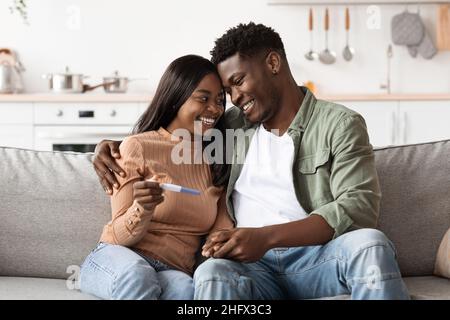 Coppia afroamericana con risultati positivi di test di gravidanza Foto Stock
