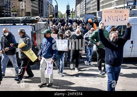 LaPresse - Claudio Furlan Aprile 06 , 2021 Milano ( Italia ) Notizie protesta da parte dei venditori ambulanti contro le misure restrittive del dcpm, traffico bloccato vicino alla Stazione Centrale Foto Stock