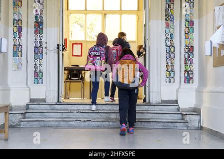 Foto Cecilia Fabiano/ LaPresse 07 Aprile 2021 Roma (Italia) Cronaca : Riapertura scuole dopo Pasqua nella foto : l&#x2019;entrata a scaglioni in una scuola del centro Aprile 07, 2021 Roma (Italia) News : riapertura della scuola nel Pic : l'ingresso in una scuola Foto Stock