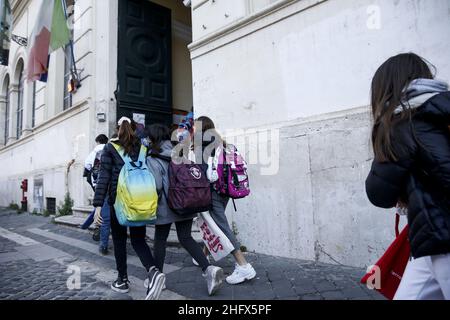 Foto Cecilia Fabiano/ LaPresse 07 Aprile 2021 Roma (Italia) Cronaca : Riapertura scuole dopo Pasqua nella foto : l&#x2019;entrata a scaglioni in una scuola del centro Aprile 07, 2021 Roma (Italia) News : riapertura della scuola nel Pic : l'ingresso in una scuola Foto Stock