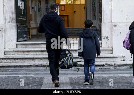 Foto Cecilia Fabiano/ LaPresse 07 Aprile 2021 Roma (Italia) Cronaca : Riapertura scuole dopo Pasqua nella foto : l&#x2019;entrata a scaglioni in una scuola del centro Aprile 07, 2021 Roma (Italia) News : riapertura della scuola nel Pic : l'ingresso in una scuola Foto Stock