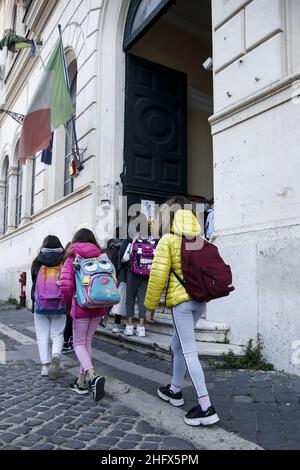 Foto Cecilia Fabiano/ LaPresse 07 Aprile 2021 Roma (Italia) Cronaca : Riapertura scuole dopo Pasqua nella foto : l&#x2019;entrata a scaglioni in una scuola del centro Aprile 07, 2021 Roma (Italia) News : riapertura della scuola nel Pic : l'ingresso in una scuola Foto Stock