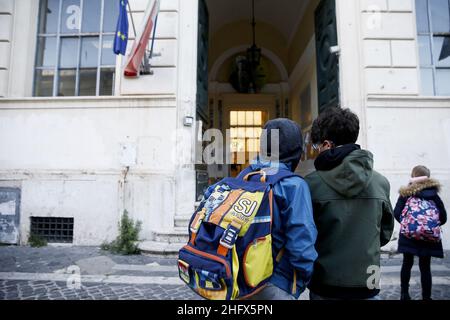 Foto Cecilia Fabiano/ LaPresse 07 Aprile 2021 Roma (Italia) Cronaca : Riapertura scuole dopo Pasqua nella foto : l&#x2019;entrata a scaglioni in una scuola del centro Aprile 07, 2021 Roma (Italia) News : riapertura della scuola nel Pic : l'ingresso in una scuola Foto Stock