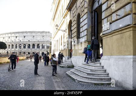 Foto Cecilia Fabiano/ LaPresse 07 Aprile 2021 Roma (Italia) Cronaca : Riapertura scuole dopo Pasqua nella foto : l&#x2019;entrata a scaglioni in una scuola del centro Aprile 07, 2021 Roma (Italia) News : riapertura della scuola nel Pic : l'ingresso in una scuola Foto Stock