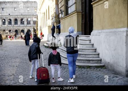 Foto Cecilia Fabiano/ LaPresse 07 Aprile 2021 Roma (Italia) Cronaca : Riapertura scuole dopo Pasqua nella foto : l&#x2019;entrata a scaglioni in una scuola del centro Aprile 07, 2021 Roma (Italia) News : riapertura della scuola nel Pic : l'ingresso in una scuola Foto Stock