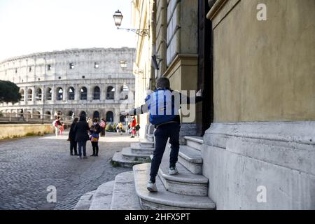 Foto Cecilia Fabiano/ LaPresse 07 Aprile 2021 Roma (Italia) Cronaca : Riapertura scuole dopo Pasqua nella foto : l&#x2019;entrata a scaglioni in una scuola del centro Aprile 07, 2021 Roma (Italia) News : riapertura della scuola nel Pic : l'ingresso in una scuola Foto Stock