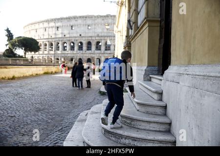 Foto Cecilia Fabiano/ LaPresse 07 Aprile 2021 Roma (Italia) Cronaca : Riapertura scuole dopo Pasqua nella foto : l&#x2019;entrata a scaglioni in una scuola del centro Aprile 07, 2021 Roma (Italia) News : riapertura della scuola nel Pic : l'ingresso in una scuola Foto Stock