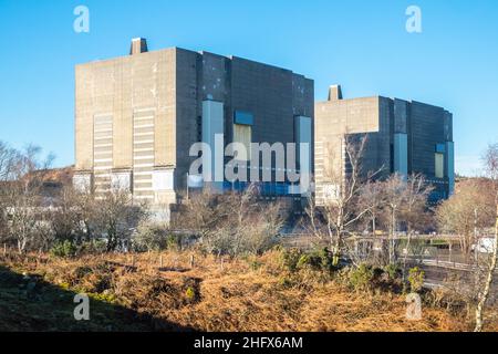 Trawsfynydd, nucleare, energia, centrale, reattore, (Welsh:, Atomfa Trawsfynydd) è una centrale nucleare smantellata Magnox, situata, in, Snowdonia National Park, in, Gwynedd, Galles. La centrale, divenuta operativa nel 1965, era l'unica centrale nucleare del Regno Unito ad essere costruita nell'entroterra, con acqua di raffreddamento prelevata dal bacino artificiale del lago Llyn Trawsfynydd. Basil Spence,of,Coventry Cathedral,fame,progettato,questo,power station.Rural,Countryside,Scenic,Scenic,Scenish,in,on,at,Snowdonia,Snowdonia National Park,Mid,North,West,Kingdom,North Wales,Wales,Welsh,GB,Great Britain,British,UK,United Foto Stock